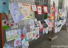 "Nel frattempo, al centro di Policoro, in Piazza Eraclea, si svolgevano altre iniziative, tra cui l'esposizione dei lavori in concorso per la premiazione destinata alle scuole come miglior soggetto sul tema "Citta' della Fragola"."