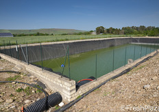 ... l'altro, molto piu' capiente, da 20.000 metri cubi. I due bacini sono tra loro comunicanti.