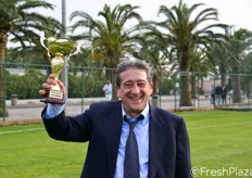Il general manager di Enza Zaden Italia, Giuseppe Arnesi, con un trofeo ispirato ai 75 anni della casa madre. Anche la filiale italiana ha raggiunto un traguardo di tutto rilievo, celebrando i suoi 25 anni di storia.