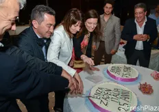 Il taglio della torta dedicata all'anniversario italiano e' stato riservato alle persone che da piu' tempo lavorano presso Enza Zaden Italia.