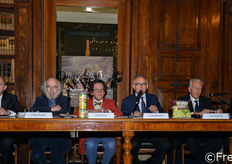 "Il tavolo dei relatori. Da sinistra a destra: Enrico Bressan (Fondaco), Andre-Yves Portnoff (Direttore Observatoire de la Revolution de l'Intelligence - Futuribles Parigi), Philippe Daverio (Prof. Universita' degli Studi di Palermo e noto critico d'arte), il coordinatore dei lavori Marco Carminati (giornalista Domenica Il Sole 24 Ore), Umberto Galassini (Amministratore Delegato di Bonduelle Italia) e Paolo Tamai (presidente di "Gli Orti per l'Arte)."