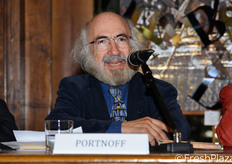 Il Prof. Portnoff ha sottolineato l'importanza di un coinvolgimento degli imprenditori e dei cittadini nella tutela del patrimonio italiano, vera ricchezza della nazione e del mondo intero; specialmente in un'epoca nella quale la politica attua continui tagli alla spesa destinata alla cultura. Fare impresa oggi, inoltre, significa re-inventarsi, lanciando messaggi di valore, senza inseguire soltanto il profitto: le persone desiderano acquistare non semplicemente una merce, bensi' fiducia, speranza e visione, facendosi parte attiva nel processo di consumo.