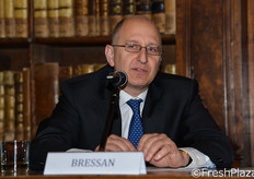 "Da parte sua, Enrico Bressan, fondatore di Fondaco, ha ripercorso l'origine del progetto, nato tre anni fa a Venezia, con il restauro della statua del "Gobbo di Rialto", reso possibile attraverso la vendita delle insalate in busta a marchio "Gli Orti di Venezia", di proprieta' di Paolo Tamai e proseguito successivamente con il restauro della statua de "Il Pescatore", nella stessa zona del mercato di Rialto. "I risultati ottenuti a Venezia ci hanno convinto che i tempi erano maturi per un'estensione dell'iniziativa a livello nazionale." In 8 anni, Fondaco ha reso possibili ben 45 restauri."