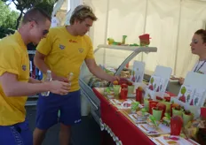 "Anche gli atleti stranieri hanno apprezzato la frutta fresca dello stand di "Frutta & Verdura: scoprila, gustala, sceglila"."