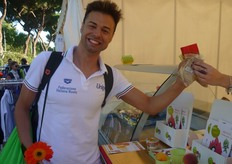 Anche il giovane vicecampione europeo dei 400 sl Samuel Pizzetti si e' fermato volentieri per consumare frutta allo stand dopo le sue gare.