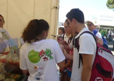 Atleti e visitatori hanno consumato frutta e verdura offerta dai partner di Alimos.