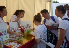 Campioni tra le corsie della piscina, frutta fresca per tutti a bordo vasca durante il Settecolli di nuoto.