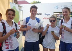 Tappa fissa allo stand per i giovani atleti italiani dopo le gare.