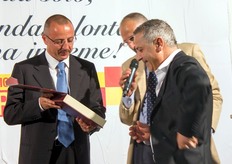 Nel corso della serata il Presidente a nome di tutto il Consiglio di Amministrazione e di tutti i soci ha offerto una targa commemorativa al direttore Luigi Zecca per il suo impegno manifestato nel corso dei quarant'anni trascorsi e con l'augurio a continuare ad essere punto di riferimento dei soci e di tutta la famiglia della Cooperativa.