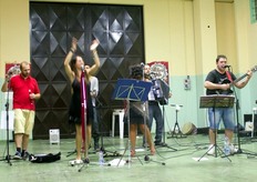 "...e con musica popolare salentina eseguita dal gruppo locale "petre ie"."