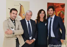 Luca Mari, Luciano Trentini, Alessandra Ravaioli e Federico Milanese presso lo stand del CSO-Centro Servizi Ortofrutticoli di Ferrara.
