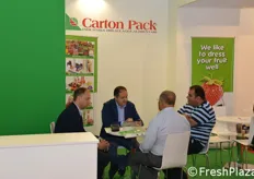Gianni Leone, secondo sulla sinistra, a colloquio con alcuni clienti presso lo stand CartonPack.