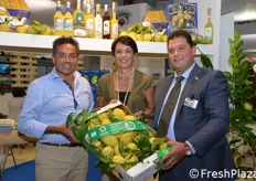 L'Assessore all'agricoltura della Regione Campania, Daniela Nugnes (al centro) con due rappresentanti del Consorzio di Tutela del Limone Costa d'Amalfi IGP: Carlo De Riso (a sinistra) e il vicepresidente Angelo Amato (a destra).