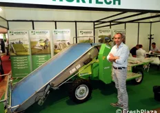 Luca Casotto, export manager di Hortech, insieme al macchinario ecocompatibile Slide Eco.
