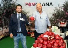 Giacomo e Uzi mostrano uno dei frutti del primo raccolto 2013, realizzato a Copertino, in provincia di Lecce.