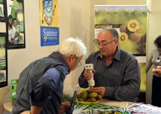 Un visitatore interessato al nuovo kiwi a polpa gialla.
