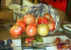 Frutti di melograno in esposizione presso lo stand della Tunisia.
