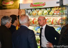 "Domenico Battagliola (a destra), vicepresidente de "La Linea Verde" a colloquio con alcuni clienti."