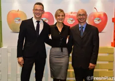 Il responsabile commerciale VIP-Val Venosta Fabio Zanesco insieme a Inge e al direttore marketing Michael Grasser.