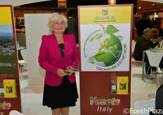 La dott.ssa Erminia Perbellini, Presidente di Veronamercato, accanto al logo di Veronamercato Network, una rete cui aderiscono 60 dei 67 operatori attivi a Verona, con la finalita' di rafforzare la loro presenza all'estero.