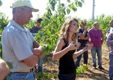 "Gli interventi di potatura devono essere principalmente finalizzati alla gestione delle dimensioni delle piante, per beneficiare degli effetti dell'alta densita' d'impianto, sulle rese di produzione, e della praticita' della "conduzione da terra", al mantenimento dell'armonia tra attivita' vegetativa e produttiva e alla rapida entrata in produzione dell'impianto. Lo afferma Edwige Remy (in foto), agrotecnico francese, esperta di potatura dell'albicocco."