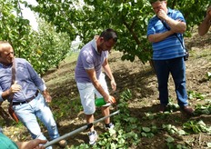 Una buona pratica e' la frequente disinfettazione degli attrezzi da taglio con una soluzione disinfettante, (rapporto 1/1), di acqua e candeggina per uso domestico.