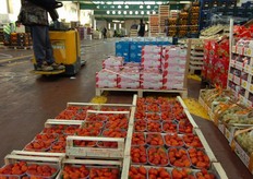 Nel 2012, sono state commercializzate presso la struttura 800.000 tonnellate di ortofrutticoli, per un valore di circa un miliardo di euro (in pratica, la meta' del fatturato annuo del CAR). Frutta e ortaggi sono destinati prevalentemente alla citta' di Roma - la quota della Capitale tocca l'80 per cento - oltre che ad altre province laziali e all'estero, con circa il 10 per cento. Foto: Archivio CAR.