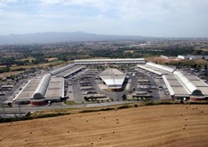 "Veduta aerea totale del complesso simmetrico e speculare dei due edifici gemelli riservati al Mercato Ortofrutticolo. Al centro, tra essi, la cosiddetta "piattaforma grandi acquirenti". Foto: Archivio CAR."