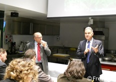 Per conoscere piu' da vicino come sono strutturate e organizzate le filiere cooperative di due primari comparti produttivi come l’ortofrutta e il vino, Fedagri-Confcooperative ha organizzato una prima edizione di Press-tour, nelle province di Ravenna e Forli'-Cesena, svoltosi il 14 e 15 novembre 2013. In foto: Giuseppe Maldini, presidente Orogel Fresco, e Maurizio Zappatore, direttore commerciale Orogel Surgelati, danno il benvenuto ai giornalisti all'interno della cucina Benessere e Salute, un centro per la ricerca e sviluppo dei nuovi prodotti che vengono testati da un team di chef e tecnologi alimentari.