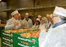 Cristian Moretti spiega le varie fasi di lavorazione all'interno dello stabilimento.