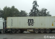 Un camion di susine Agrintesa parte per l'Arabia.