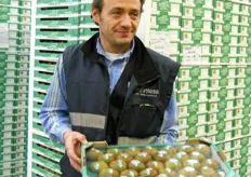 Massimo Bentini, direttore dello stabilimento di Castel Bolognese, mostra una confezione di kiwi premium destinato al mercato cinese.