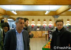 La visita prosegue nel punto vendita Agrintesa di Faenza. Nella foto Cristian Moretti e Giorgio Mercuri, presidente di Fedagri-Confocooperative.