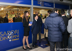 Si tratta del primo dei quattro negozi a insegna Sapori&Dintorni Conad – gli altri saranno realizzati a Firenze S.M. Novella, Milano Centrale e Napoli Centrale – presenti nell'accordo siglato da Conad con Grandi Stazioni, societa' del Gruppo Ferrovie dello Stato Italiane che gestisce le piu' grandi stazioni ferroviarie italiane.