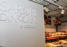 La linea dei prodotti Sapori&Dintorni Conad, molti dei quali Dop e Igp, caratterizza l'offerta di specialita' alimentari della tradizione regionale, con una selezione di produzioni del territorio laziale, tra cui spiccano un centinaio di vini. Nel complesso, i clienti trovano un'offerta di 5.000 prodotti, di cui oltre un migliaio con etichetta Conad, Conad Percorso Qualita' e Conad il biologico, e un assortimento di 300 vini.