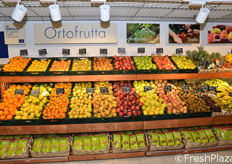 Nello store – dotato di 6 casse e aperto dal lunedi' alla domenica dalle 6 alle 24 per assicurare ai clienti un'alta funzione di servizio – sono presenti i reparti ortofrutta, gastronomia, pane, carne a libero servizio, generi vari e surgelati, nei quali lavorano a turno 42 addetti, assunti con contratti full time e part time.