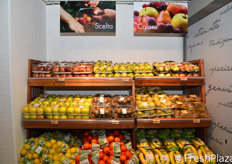 La stazione ferroviaria e' uno dei simboli di nuovi stili di vita, nata per accogliere gli spostamenti quotidiani di un gran numero di persone e di turisti, ma anche lo shopping e lo svago. Per questo Conad ha realizzato il suo primo Sapori&Dintorni in simbiosi con l'ambiente ferroviario e gli spazi di una stazione di grande transito.