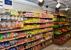 Lo scaffale della frutta disidratata e a guscio.