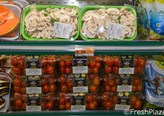 Funghi gia' tagliati e pomodorini siciliani.