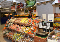 Il reparto ortofrutta e' allestito da bilance per la peso-prezzatura dei prodotti acquistati.