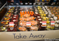 Banco refrigerato per la frutta take away.