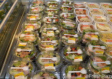 Ciotole per un pasto veloce e salutare, gia' munite di forchettina.