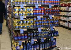 Scaffale di specialita' a marchio Sapori&Dintorni.