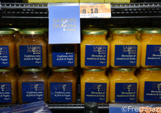 Dettaglio di confetture e marmellate con ingredienti di pregio.