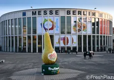 Alle prime ore del mattino del 5 febbraio 2014, di fronte all'ingresso sud alla Messe Berlin, l'area fieristica che ogni anno ospita il salone professionale dell'ortofrutta Fruit Logistica.