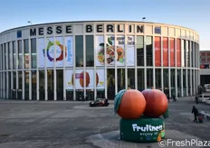 "Installazioni gonfiabili di "Fruitness enjoy it!", il progetto europeo che promuove il consumo di frutta tra giovani e adulti."