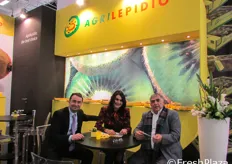 Alfio e Daniela Lepidio a colloquio con un cliente.