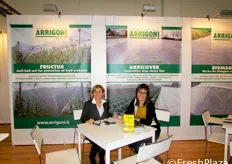 Patrizia Giuliani (export manager) e Valeria Delfine (sales assistant) riprese all'interno dello stand dell'azienda Arrigoni che, durante la tre-giorni fieristica, ha presentato la sua gamma di prodotti.