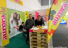 Stand del Consorzio Piccoli Frutti srl, proprietario del marchio Aurorafruit. Il primo a sinistra e' Matteo Scandola.