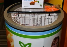 Distributore refrigerato di carote snack.